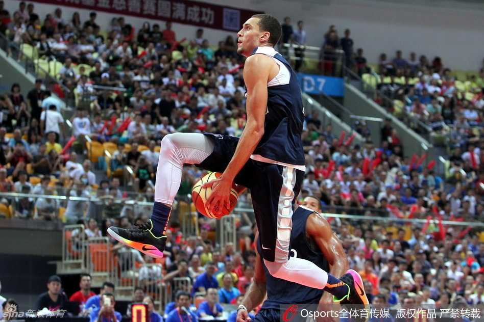 星光熠熠的篮球盛宴:回顾周琦的灵动、拉文与戈登的传奇对决 方硕犹如一道白色闪电,果断持球杀入禁区。他迎着防守球员高高跃起,手腕轻轻一抖,皮球划出一道完美的弧线落网,这次突破上篮展现了他作为后卫的大心脏与扎实基本功。