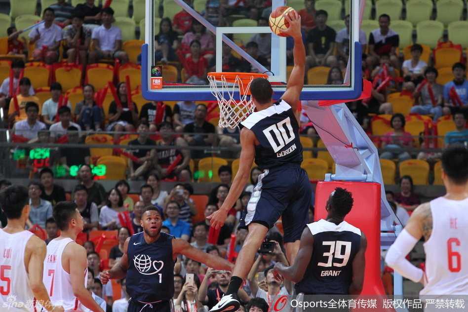 星光熠熠的篮球盛宴:回顾周琦的灵动、拉文与戈登的传奇对决 场边的李楠指导神情专注,正用手势大声指挥着场上的战术跑位。在他身后不远处,一位场边的小女孩好奇地看着这一切,仿佛篮球的梦想正在这一刻悄悄萌芽。