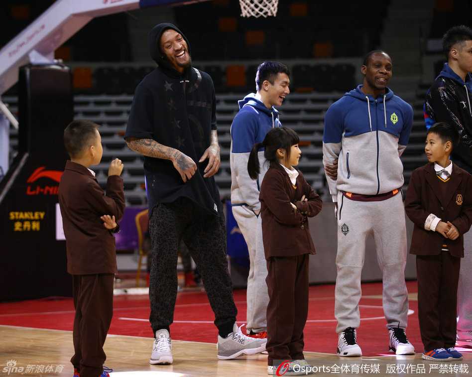 广厦队魂林志杰与恩师李春江在彩排中认真沟通战术，两人神情专注，默契十足。