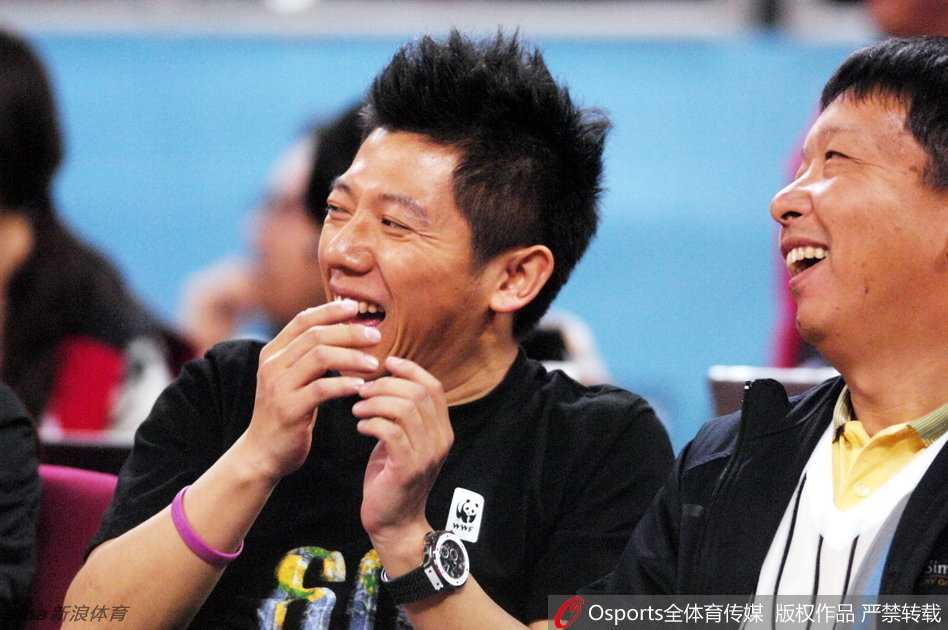 星光熠熠耀赛场:盘点莅临CBA全明星赛的文体名流 功夫明星释小龙专注地凝视着赛场,一身休闲运动装显得阳光帅气,首次现场观看全明星赛的他眼神中充满了对偶像王治郅的崇拜。