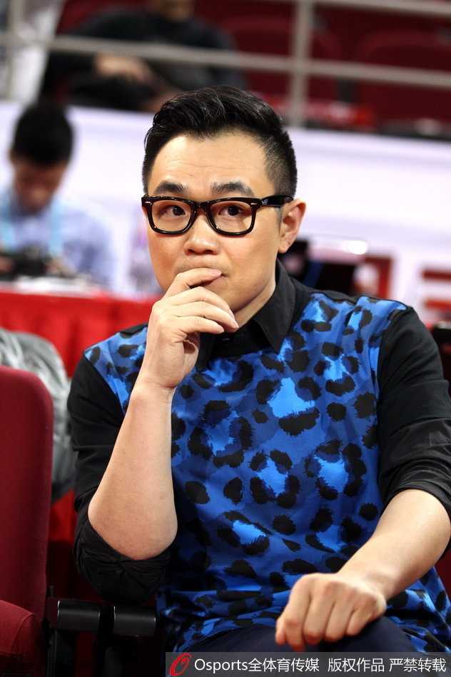 星光熠熠耀赛场:盘点莅临CBA全明星赛的文体名流 歌手胡海泉与演员林晓凡在场边热聊篮球战术,两人神情专注,仿佛在探讨马布里刚完成的一次精妙过人。