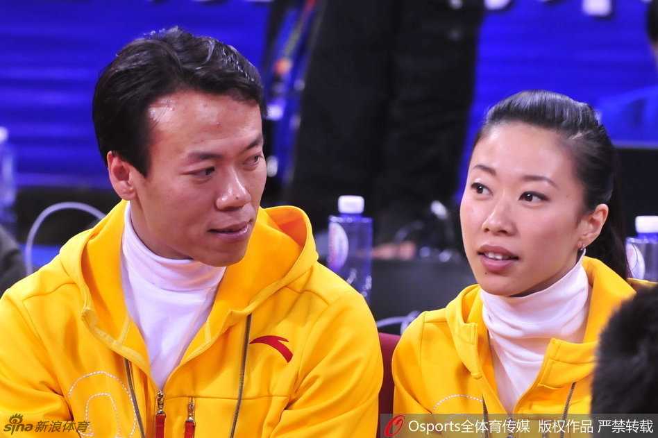 星光熠熠耀赛场:盘点莅临CBA全明星赛的文体名流 冰上伉俪申雪与赵宏博现身CBA全明星赛场,两人在扣篮大赛评委席上默契对视,举手投足间尽显冠军风采与甜蜜。