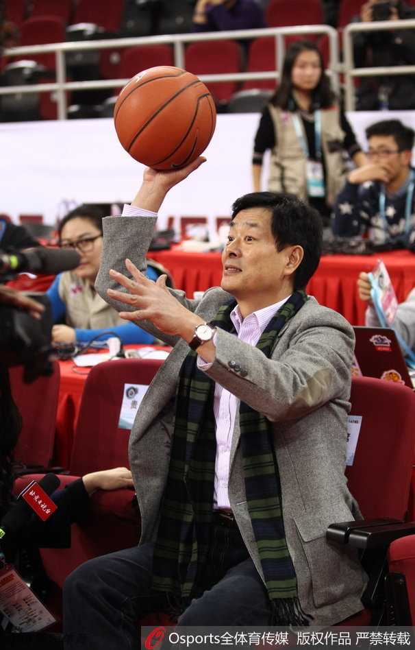 星光熠熠耀赛场:盘点莅临CBA全明星赛的文体名流 著名演员濮存昕端坐在五棵松体育馆的看台上,气质儒雅不凡,正神情肃穆地关注着场上的比赛进程,仿佛在欣赏一场艺术表演。