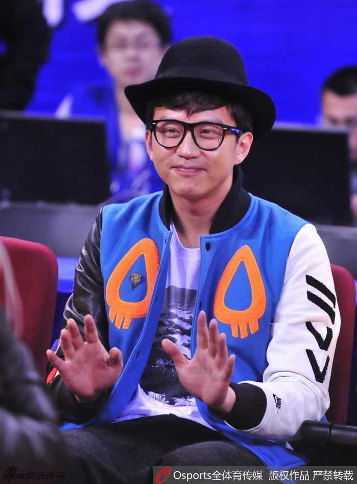 星光熠熠耀赛场:盘点莅临CBA全明星赛的文体名流 乒乓球世界冠军王励勤现身广州全明星赛场,他面带微笑,心情愉悦地观看比赛,展现出跨界欣赏体育的别样魅力。