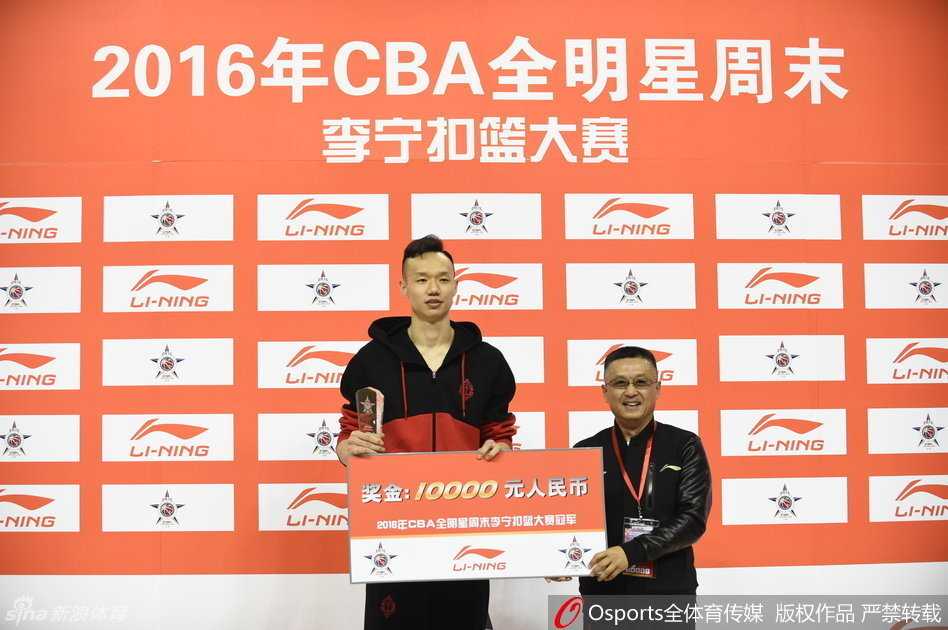 全明星赛后，获奖球员与嘉宾在场上合影留念，比斯利手持MVP奖杯占据C位，镜头记录下这张星光熠熠的大合影。