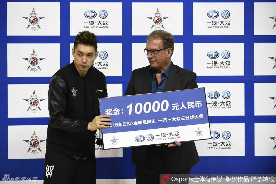 赵泰隆在三分线外手起刀落，篮球划出优美弧线空心入网，他身后的计分牌显示着决定胜利的分数。