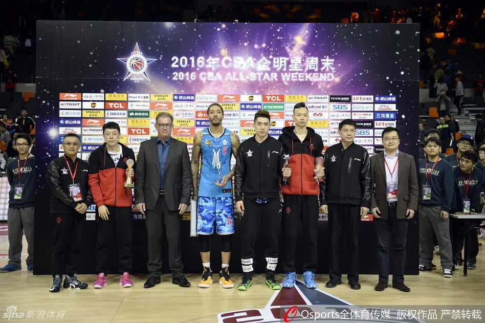 王潼高高跃起，跨越身前的DJ完成惊世一扣，全场观众的目光都聚焦在他那舒展的空中姿态上。