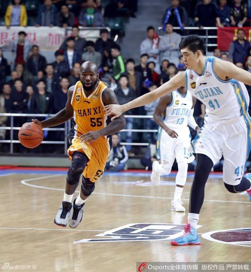 亚洲传奇球星哈提布持球背身单打，他利用强壮的身体倚住对手，转身完成一记标志性的突破上篮，动作朴实无华却极具杀伤力。