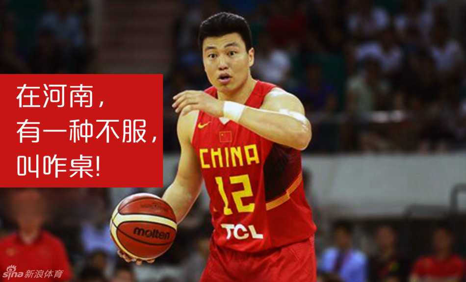 李根老师做出夸张的手势，眼神里透着一股不服输的劲儿，活脱脱在说“你咋桌？”。