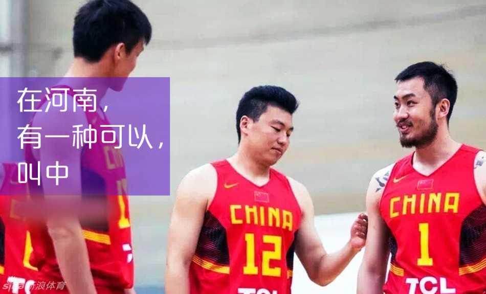 李根老师一手叉腰一手指点江山，脸上洋溢着得意的笑容，仿佛刚完成了一件“弄类不赖”的大事。