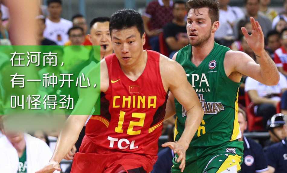 李根老师在黑板上写下几个河南话词汇，转身面向学生，表情生动，仿佛正在上一堂有趣的“豫语课”。