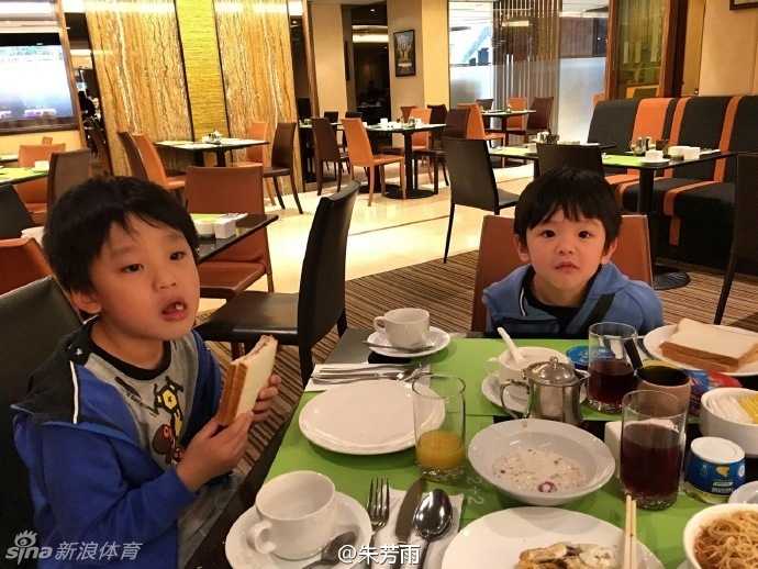 哥俩围坐在餐桌前专心致志地吃饭，大儿子像个哥哥的样子，小儿子则略显呆萌，兄弟俩的日常相处十分和谐。