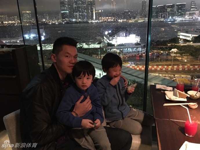 小家伙对着镜头做出俏皮的鬼脸，眼神里透着机灵劲儿，仿佛在跟爸爸撒娇，画面充满童趣。