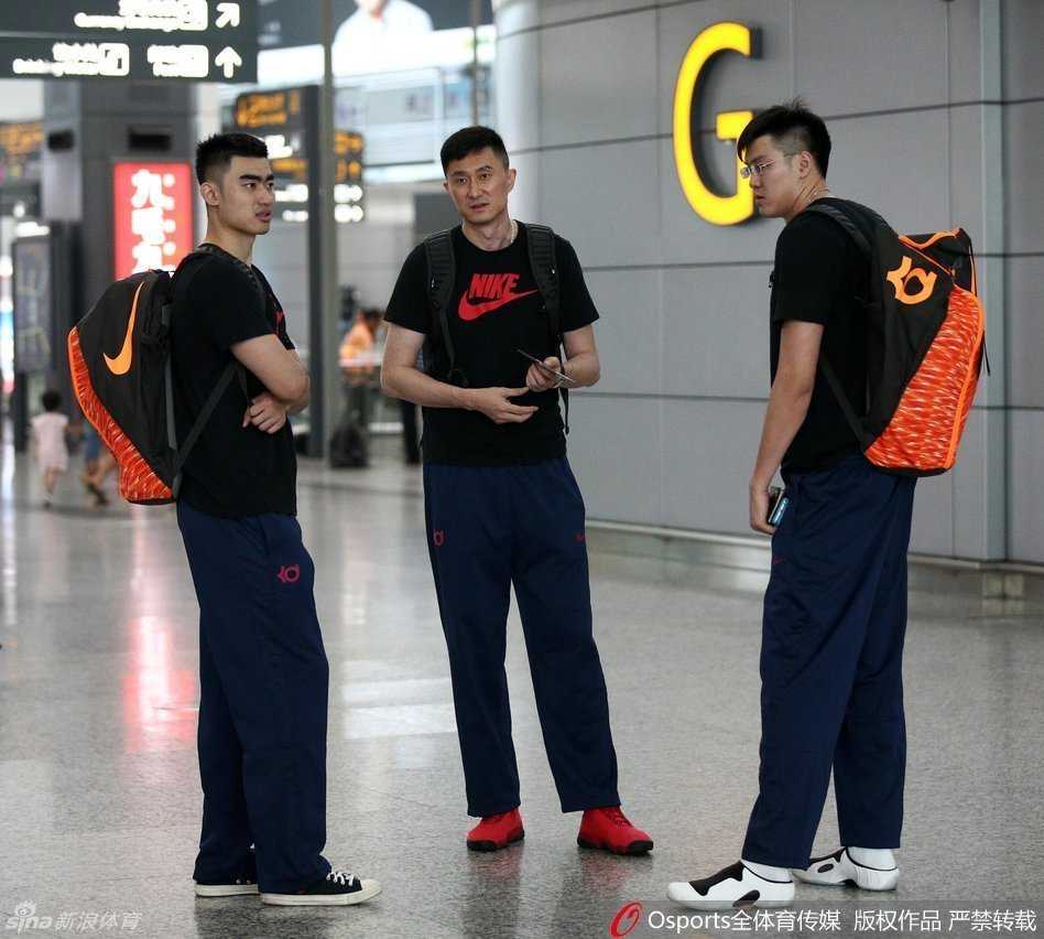 广东队队员们三三两两聚在值机柜台前，大家身穿便装却难掩运动员的挺拔身姿，有人低头看手机消磨时间，有人抬头张望办理进度，团队气氛和谐又轻松。