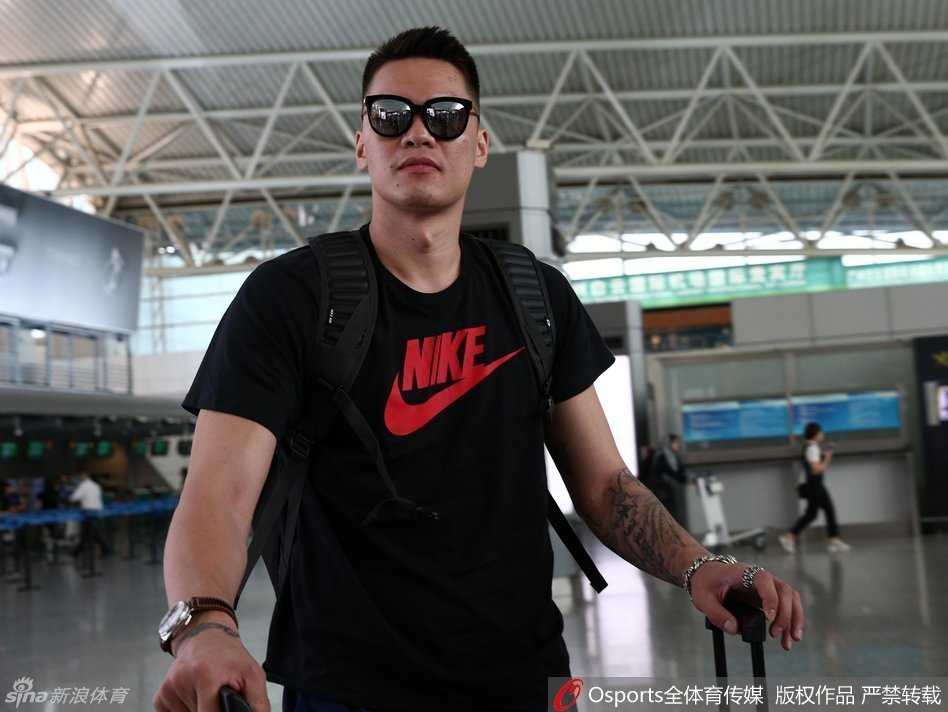 老将朱芳雨戴着时尚黑色墨镜，面露微笑推着行李车在机场现身，浑身上下散发出一种见惯大场面的从容霸气，仿佛这不仅仅是一次训练，而是一场早就计划好的征服之旅。