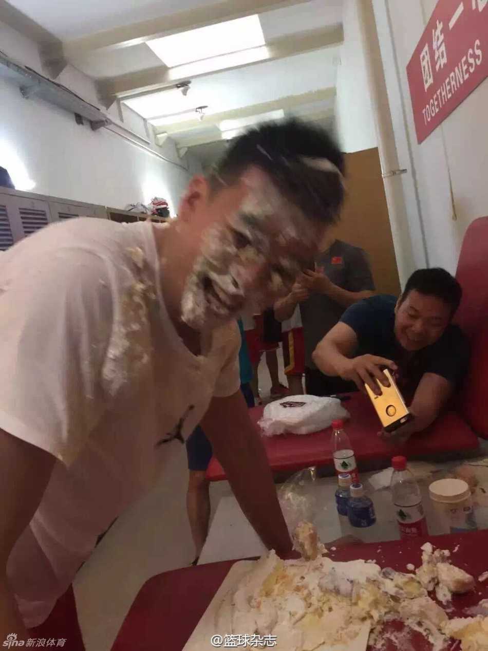 恶作剧结束后，李慕豪在队友的帮助下清理脸上的奶油，虽然浑身狼藉，但脸上的笑容证明了他对这份独特生日祝福的欣然接受。