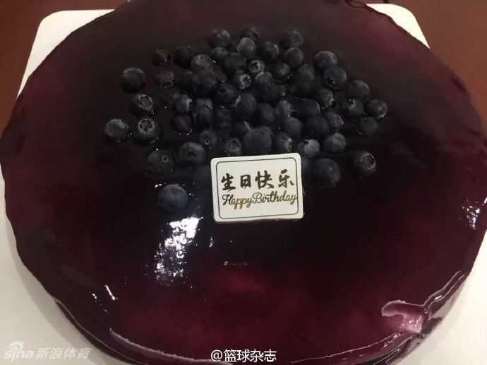 面对队友们接连不断的“二次攻击”，李慕豪已经彻底放弃抵抗，干脆坐在地上任由大家把奶油抹在身上，现场气氛热烈到了顶点。