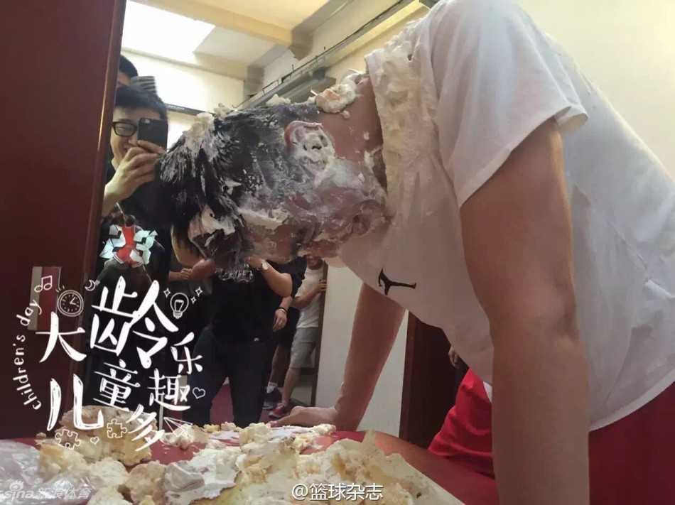 队长周鹏手拎红色灭火器在一旁观望，眼神中带着一丝“警惕”，仿佛随时准备应对这场蛋糕大战引发的“火灾”，画面充满喜感。