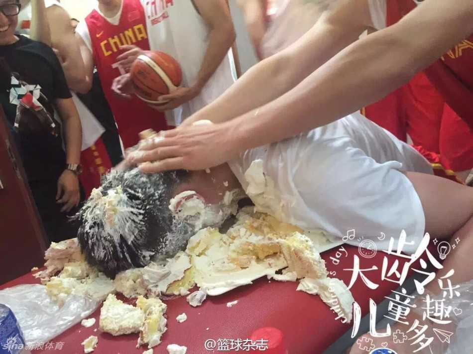 寿星李慕豪还没来得及许愿，就被队友们合力按进了巨大的生日蛋糕中，瞬间满脸奶油，表情既惊愕又无奈。