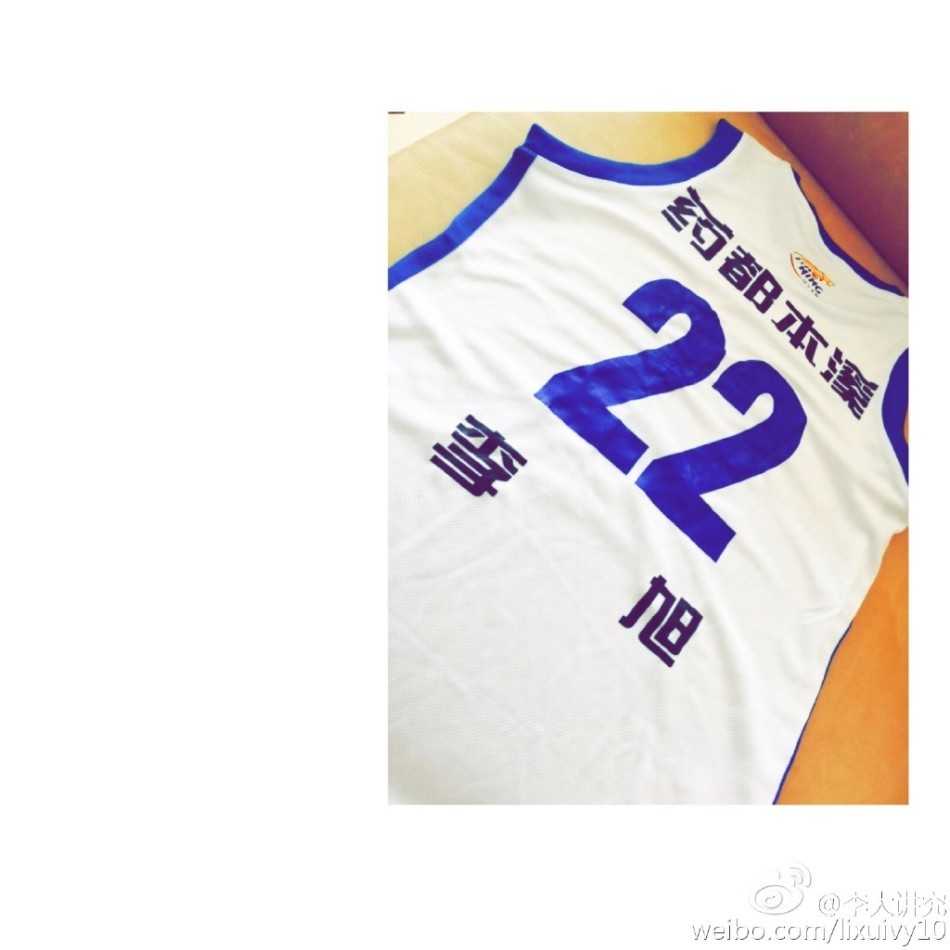 在一场激烈的辽篮比赛现场，李旭在场边专注看球，眼中满是关切，她或许比场上的教练更紧张，因为那个飞奔的身影是她生命中最重要的人。