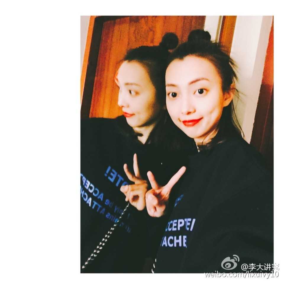 在遥远的西藏拉萨，李旭身披色彩斑斓的围巾，在这片神圣的土地上留下足迹，她和李晓旭曾一同前来旅行，用脚步丈量爱情的长度。