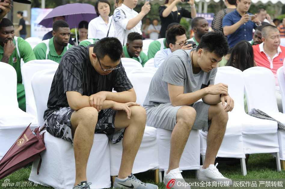 发布会尾声，全体人员合影留念，李晓旭站在后排，脸上的坏笑仍未褪去，为这张严肃的大合影增添了一丝趣味。