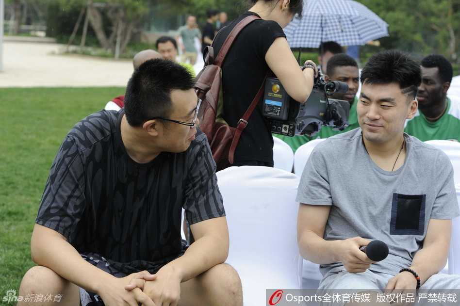 热闹的交谈过后，两人突然陷入短暂的沉默，眼神中透露出对即将到来的比赛的思考与坚定。