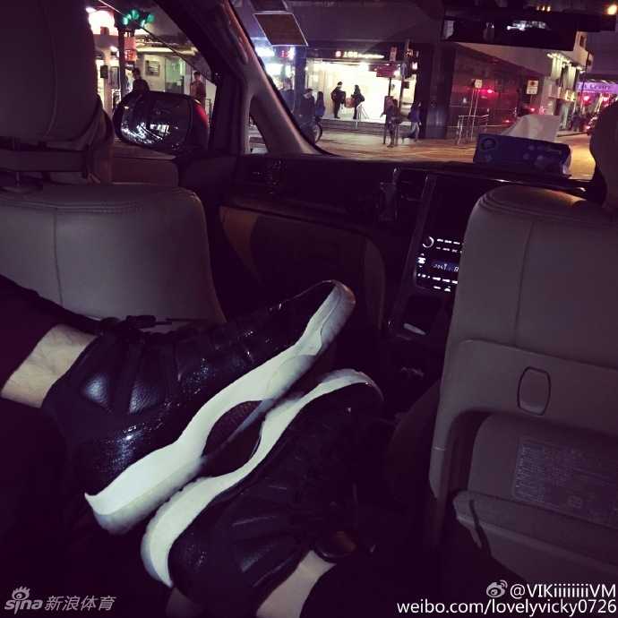 李根与女友手牵手现身，大手牵小手，传递出无需言语的安心与幸福