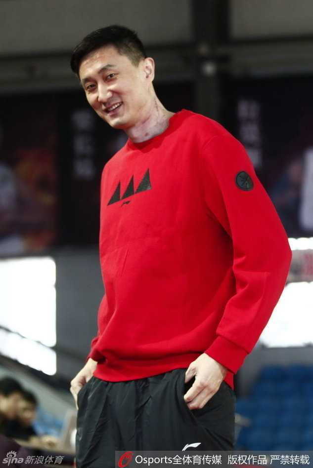 易建联在低位背身要位，防守队员全力顶防，训练对抗强度犹如实战