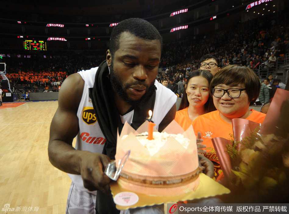 站在人群中央的拜纳姆，开心地对着面前的生日蛋糕闭眼许愿，身旁的队友和教练都围成一圈，用掌声为他营造出最温馨的庆生氛围。