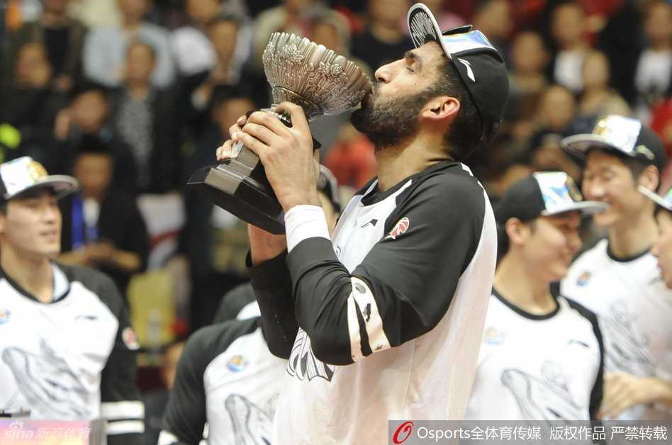 哈达迪在夺冠后难掩激动泪水，他俯身亲吻赛场地板，静静享受这属于他的荣耀时刻。