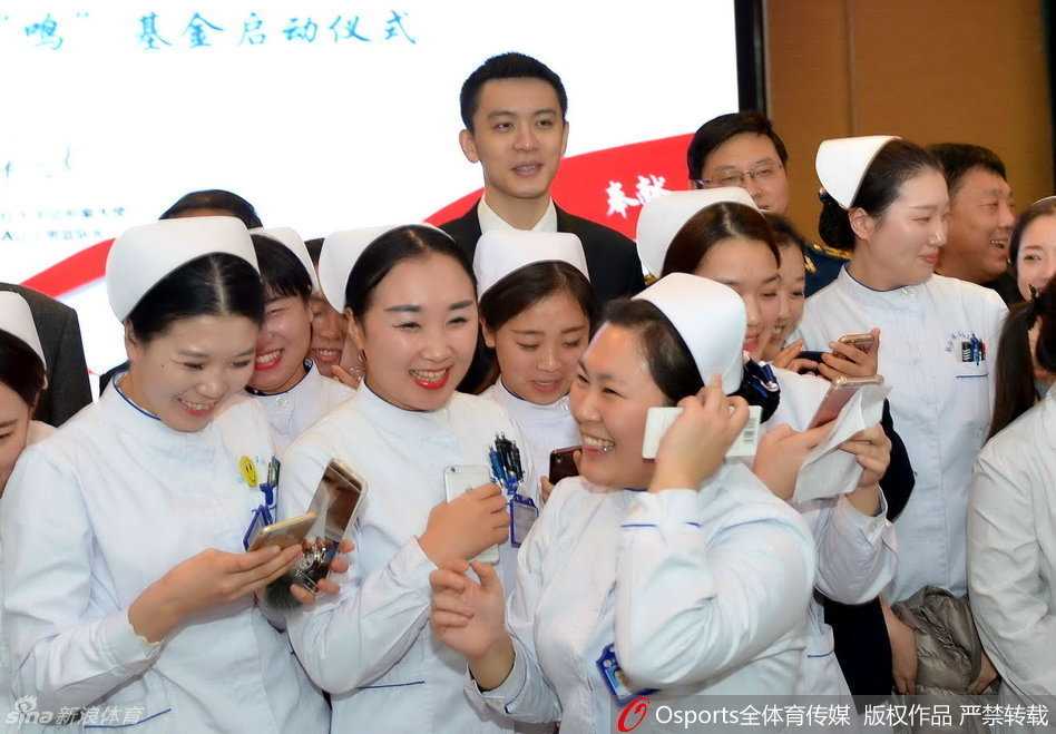 杨鸣爱心闪耀红十会,探访病房温情暖人心 杨鸣被热情的护士姐姐们集体围住,他笑容温暖,耐心与大家互动合影