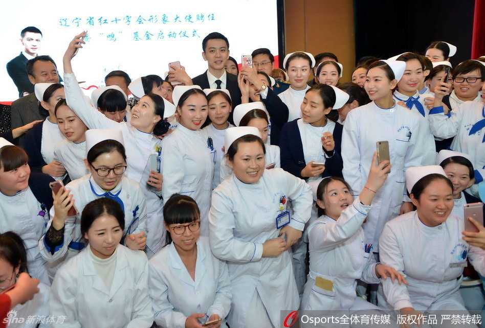 杨鸣爱心闪耀红十会,探访病房温情暖人心 杨鸣身着笔挺西装亮相辽宁省红十字会活动,尽显绅士风度与偶像魅力