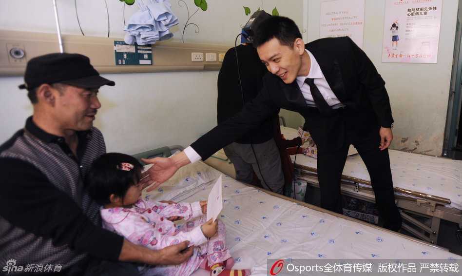 杨鸣爱心闪耀红十会,探访病房温情暖人心 病房中杨鸣俯身与小朋友亲切交流,眼神温柔充满关爱,传递着无限暖意