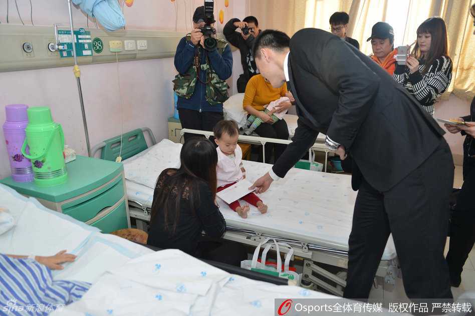 杨鸣爱心闪耀红十会,探访病房温情暖人心 杨鸣探望住院小朋友,送上亲切问候与礼物,病房里洋溢着温馨氛围