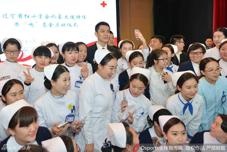 杨鸣爱心闪耀红十会,探访病房温情暖人心 活动现场杨鸣在台下准备,眼神专注神情谦逊,时刻准备传递爱心力量