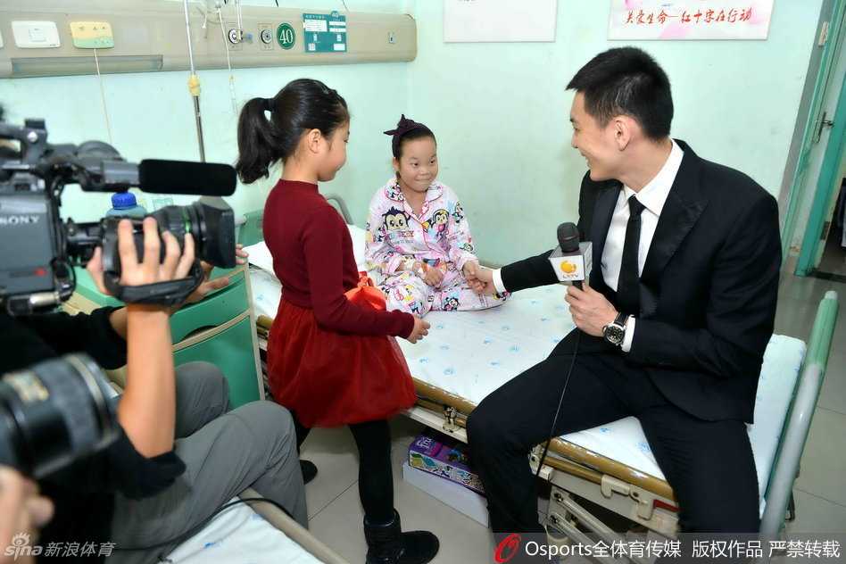 杨鸣爱心闪耀红十会,探访病房温情暖人心 杨鸣在台上侃侃而谈,分享对公益的理解,呼吁更多人用爱点亮希望