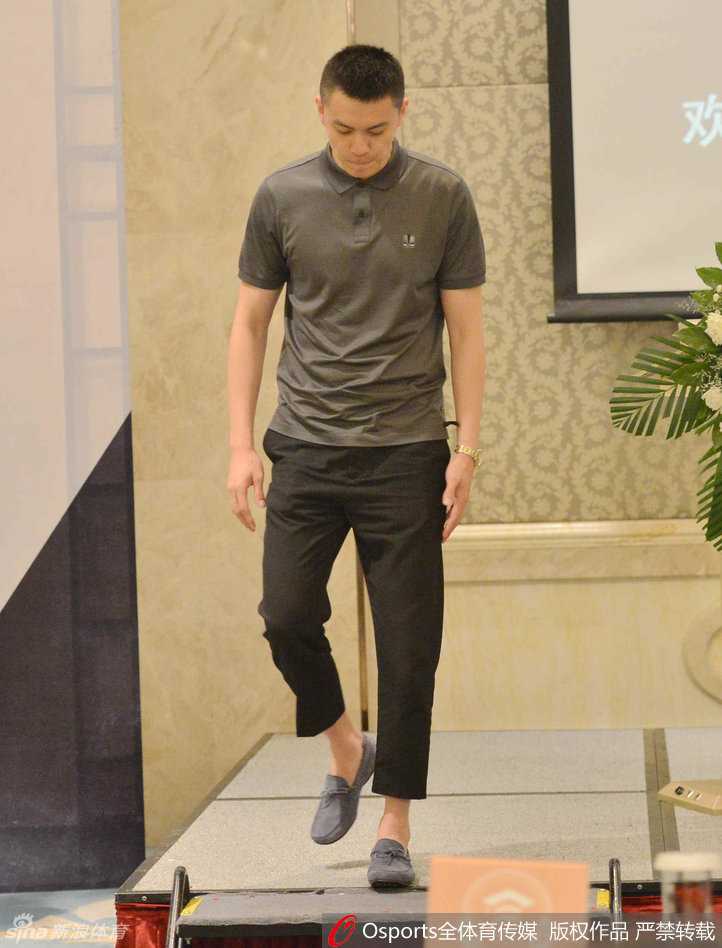 杨鸣在助学活动现场留下签名，背景是印有‘教育发展’字样的展板，画面温馨而有力量。