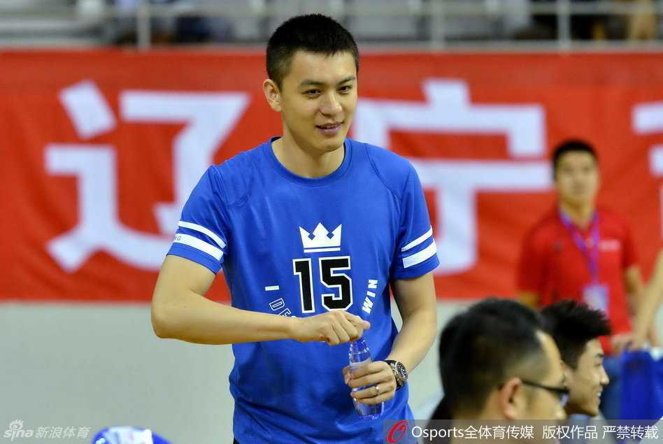 杨鸣手拿矿泉水瓶，带着标志性的轻松笑意走进比赛场馆，准备开启他的看台观赛之旅。