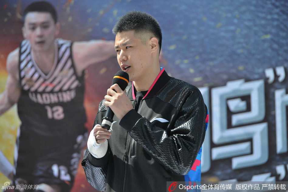 杨鸣贺天举出席球迷见面会 温情互动引爆锦州夏日热情 活动还未正式开始,场馆外就已聚集了大批热情的粉丝,其中不少女球迷更是提前数小时到达,只为占据有利位置,一睹心中偶像的风采。