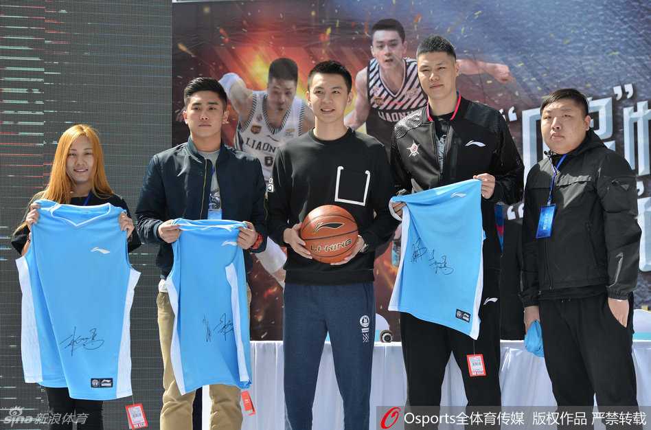 杨鸣贺天举出席球迷见面会 温情互动引爆锦州夏日热情 杨鸣低头为热情的球迷认真签名,笔尖划过篮球与照片,专注的神情透露出他对每一位支持者的尊重与珍视。