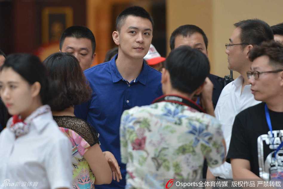 尽管被粉丝围堵得严严实实，杨鸣脸上依旧带着温和的笑容，耐心地应对着周围每一个人的请求，没有丝毫的不耐烦。