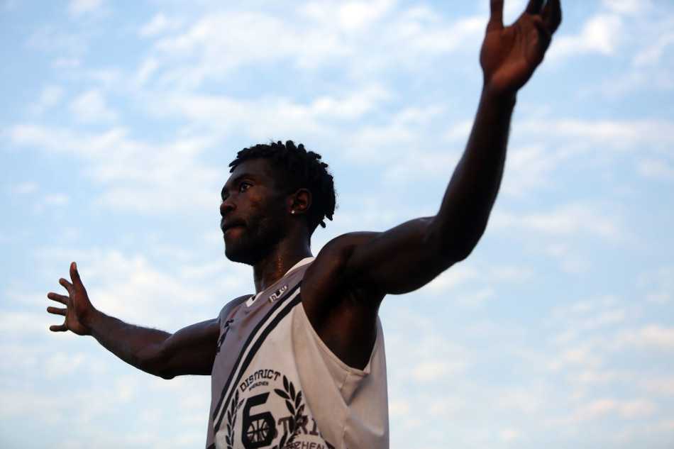 松湖造梦街头篮球盛宴激情上演 前NCAA悍将奥斯卡腾空而起,将球狠狠砸进篮筐,暴力扣杀瞬间点燃全场激情。