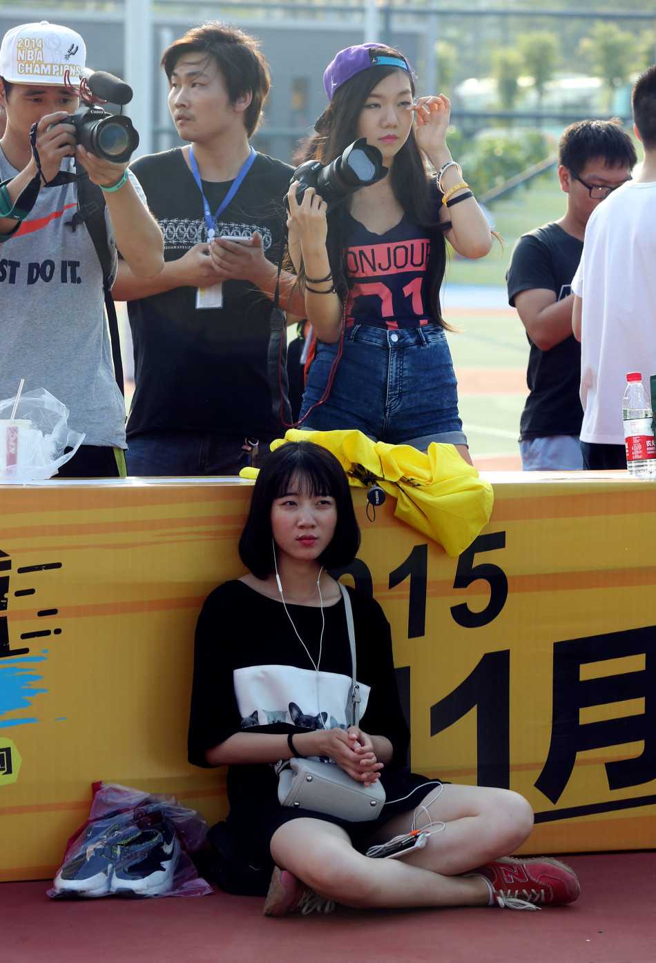 松湖造梦街头篮球盛宴激情上演 动感的街舞表演点燃全场气氛,舞者们用高难度的技巧和十足的张力,赢得阵阵喝彩。