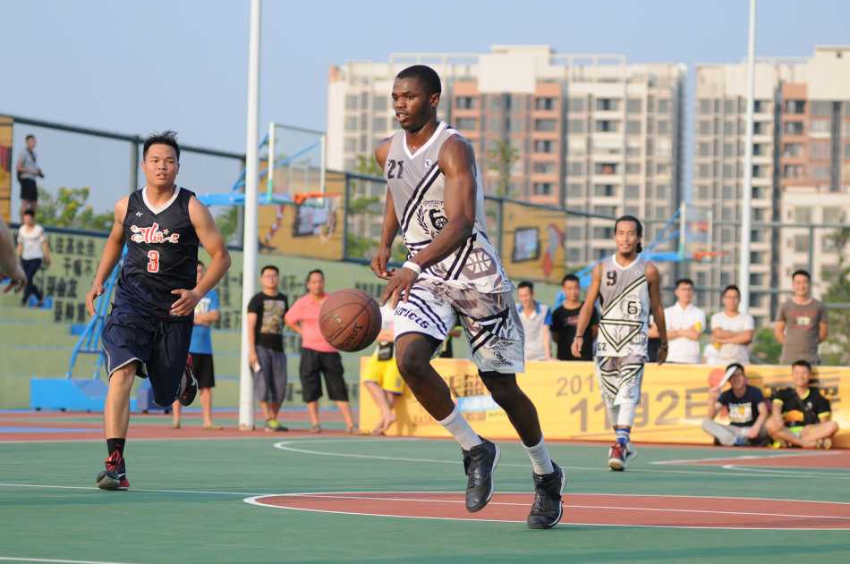 松湖造梦街头篮球盛宴激情上演 赛事工作人员与双方参赛球员并肩而立,共同记录下这场街头篮球盛宴的圆满时刻。