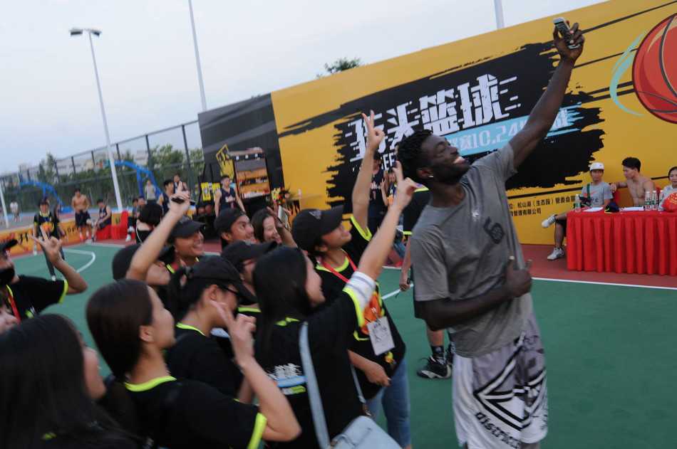 松湖造梦街头篮球盛宴激情上演 观众们踊跃参与中场投篮互动,在场中央一展身手,体验职业球员般的投篮瞬间。