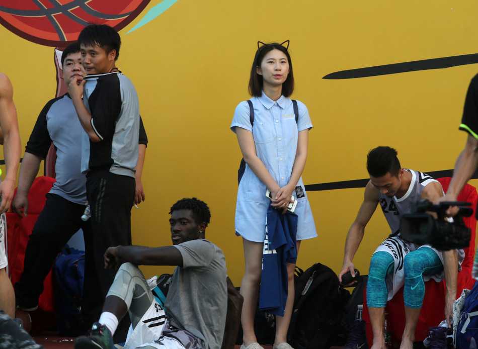 松湖造梦街头篮球盛宴激情上演 第六区的队员们与热情洋溢的志愿者们聚在一起,对着镜头露出灿烂笑容,留下珍贵的赛后合影。