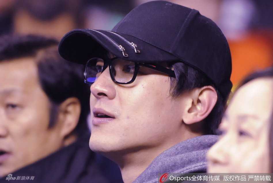 林更新现身辽宁主场，他面带温暖笑容，一袭黑色休闲便装显得格外清爽，正快步走向自己的座位，眼神中充满对比赛的期待。