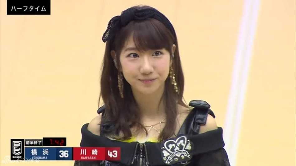 柏木由纪身着性感黑色主题比基尼，在海边尽情释放惹火魅力，完美身材堪称宅男女神典范