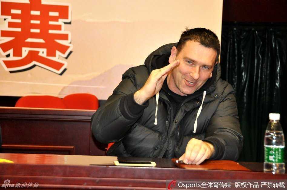 那个熟悉的十三号身影回到了训练场中央，丁彦雨航眼神专注而犀利，在伤愈复出后的首次触球训练中，他每一个动作都小心翼翼却又充满对赛场的渴望。